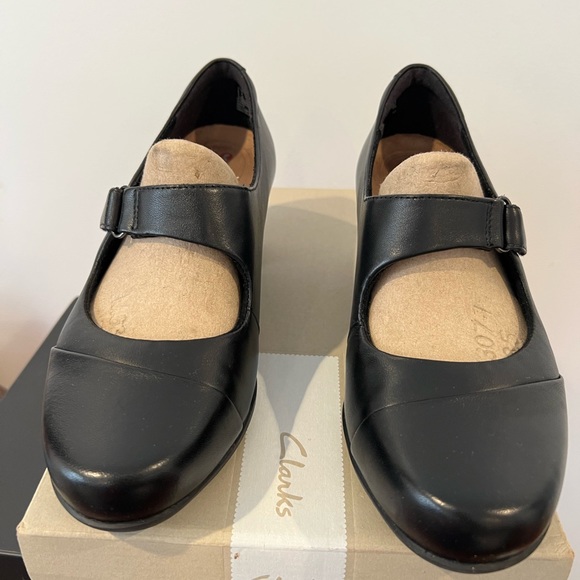 Clarks Rosalyn Wren Black Leather. Clean lines, Velcro straps, Mary Jane pumps - Picture 2 of 5
